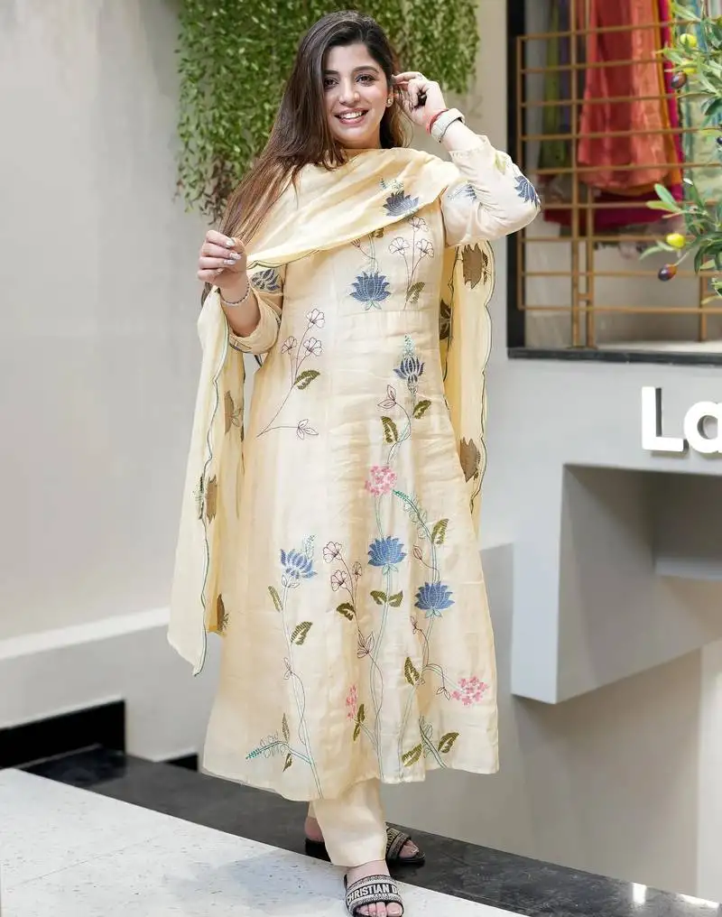 Cream color viscose chanderi fabric beautiful festive wear readyamde kurta set with dupatta