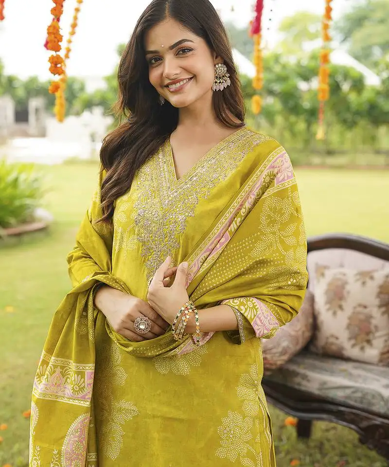 Women yellow poly chanderi floral embroidered straight kurta trousers with dupatta