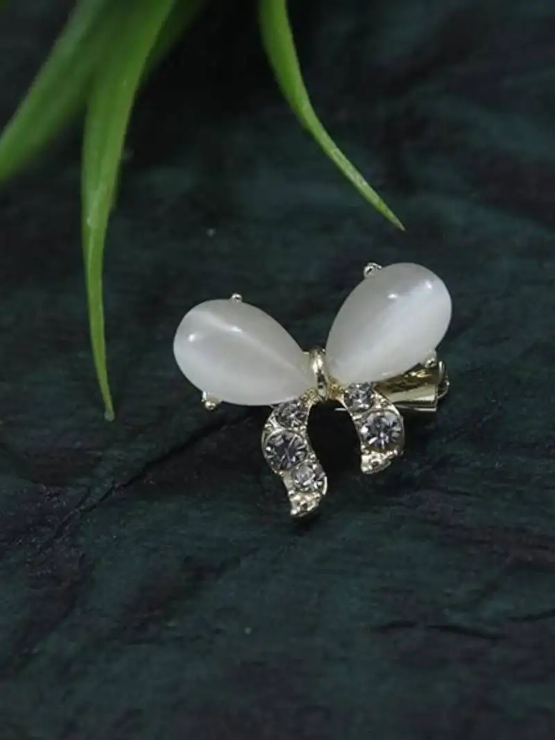 Gold plated stylish traditional brooch::Lapel pin for women