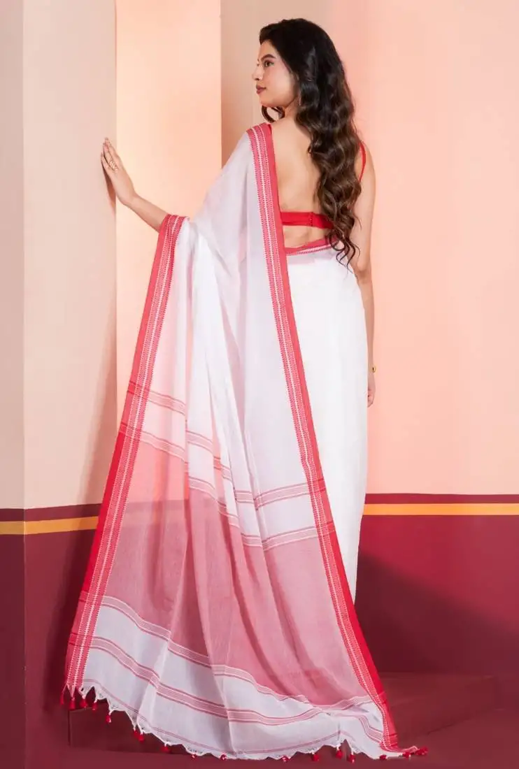 Laal paar handloom mul cotton bengal saree with tassels, with blouse