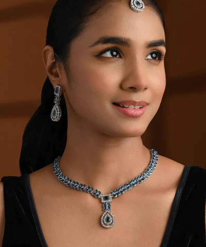 Silver plated elegant leaf motif necklace set with earrings & maang tika for women (ij402zmo)