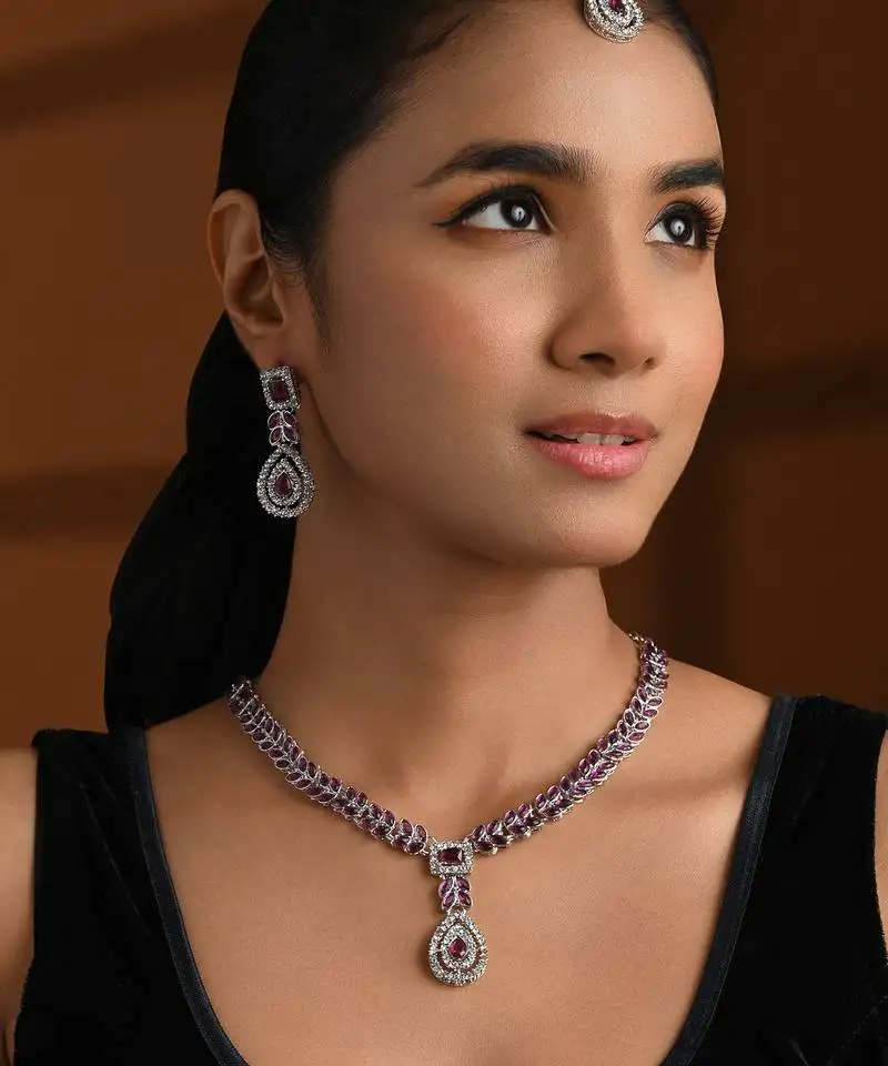 Silver plated elegant leaf motif necklace set with earrings & maang tika for women (ij402zwi)