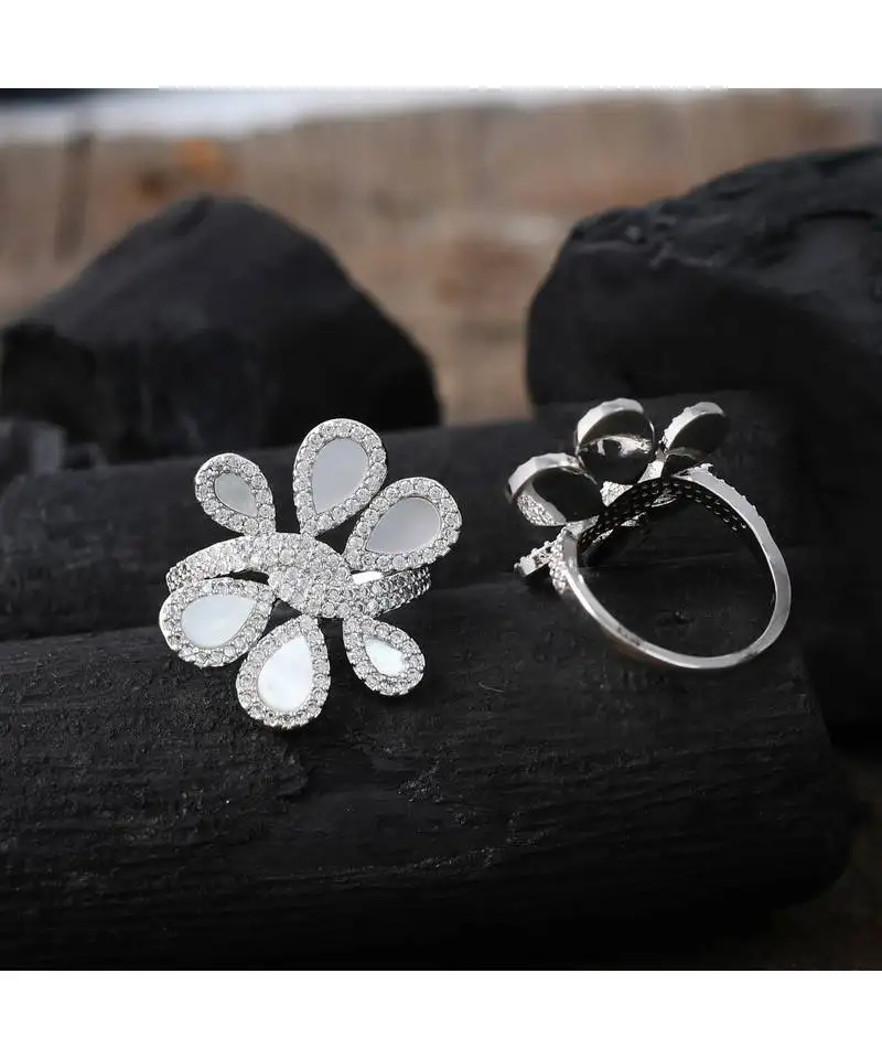 Smart look silverdesigner flower pattern delicate ring